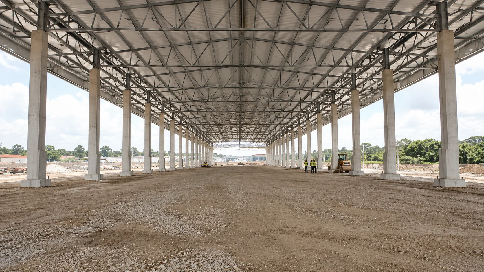 Galpão industrial com pilares pré-moldados, cobertura metálica e estrutura para ponte rolante, exemplo de obra com gestão técnica da Vitória Obras.
